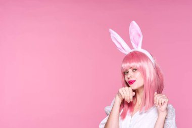 Tavşan kulaklı genç bir kadın stüdyoda poz veriyor. 