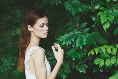 Parkta poz veren güzel bir kadın.