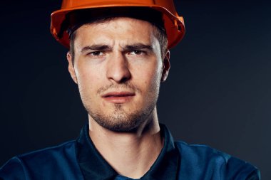 Şapkalı genç işçi poz veriyor