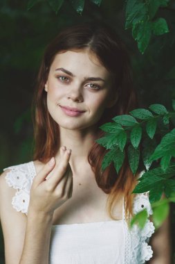 Parkta poz veren güzel bir kadın.