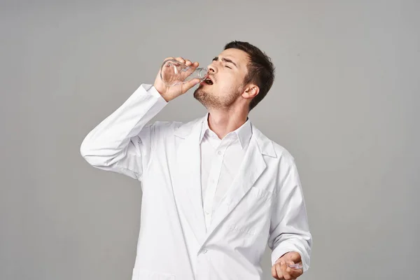 Lekarz Fartuchu Pijący Probówki Szarym Tle Zdjęcia Studyjne — Zdjęcie stockowe