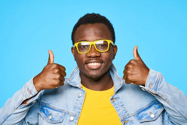 Jovem Homem Africano Com Polegares Para Cima Isolado Fundo Azul — Fotografia de Stock