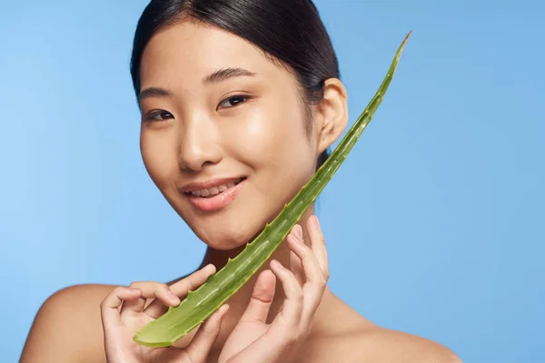 Joven Hermosa Mujer Asiática Posando Con Aloe Vera Hoja —  Fotos de Stock