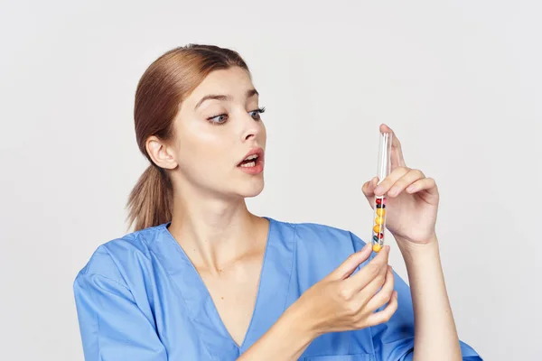 Joven Médico Con Pastillas Estudio — Foto de Stock