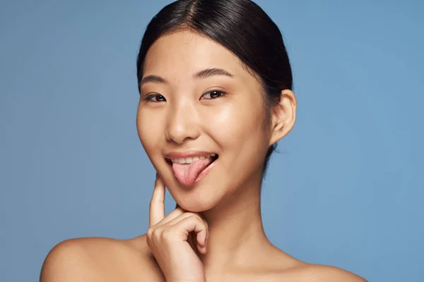 Een Studio Opname Jonge Aziatische Vrouw Steken Uit Tong Geïsoleerd — Stockfoto