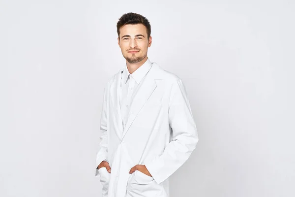 Colpo Studio Giovane Medico Sorridente Isolato Sfondo Grigio — Foto Stock