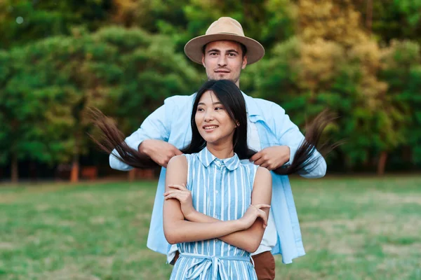 Jeune Couple Amuser Dans Parc — Photo