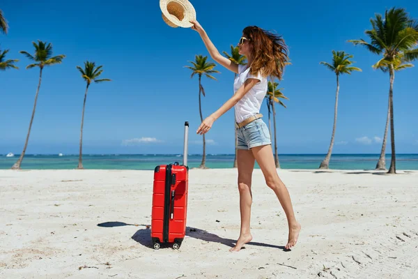 Mujer Joven Con Maleta Roja Playa —  Fotos de Stock