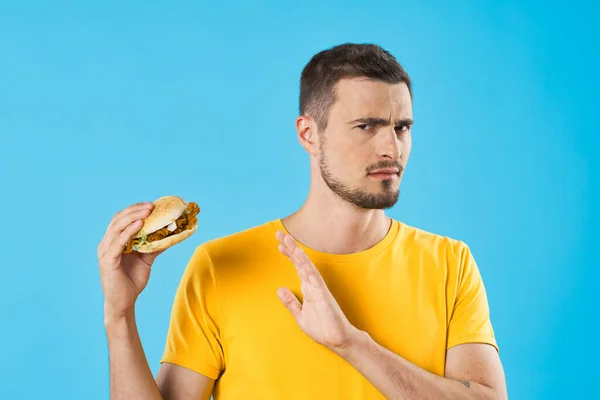 Joven Rechazando Hamburguesa Sobre Fondo Aislado — Foto de Stock