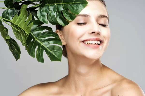 Jovem Modelo Bonito Posando Com Folhas Estúdio — Fotografia de Stock