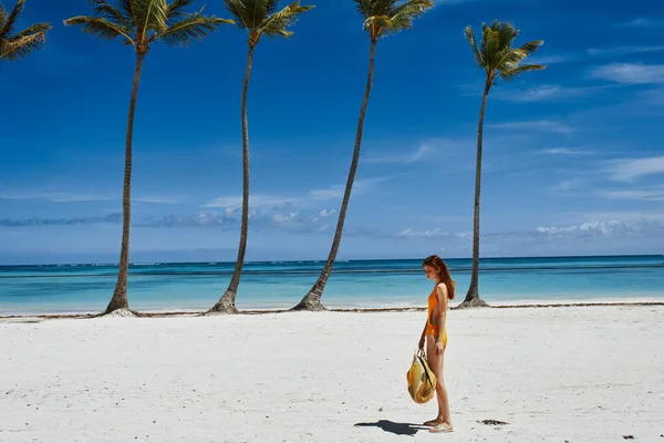Joven Hermosa Mujer Relajándose Playa —  Fotos de Stock