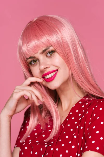 분홍색 가발을 아름다운 스튜디오에서 포즈를 취하는 — 스톡 사진