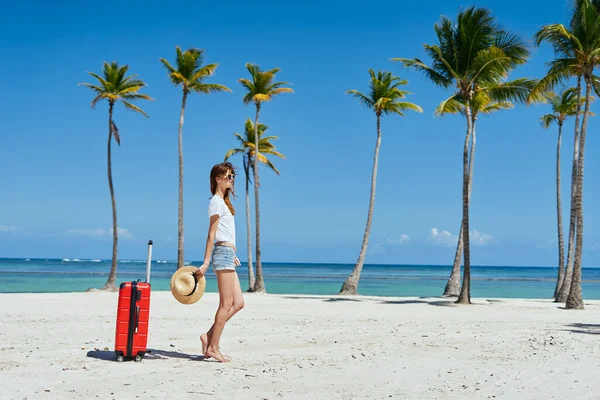 Junge Frau Mit Rotem Koffer Strand — Stockfoto