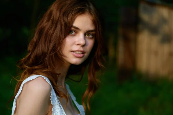 Jonge Mooie Vrouw Poseren Zomer Tuin — Stockfoto