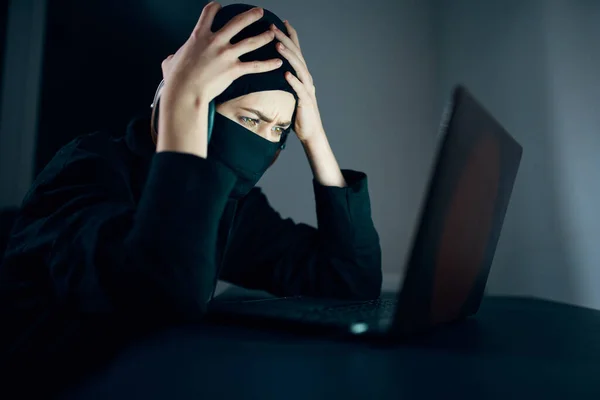 Dizüstü Bilgisayarlı Müslüman Kadın Hacker — Stok fotoğraf