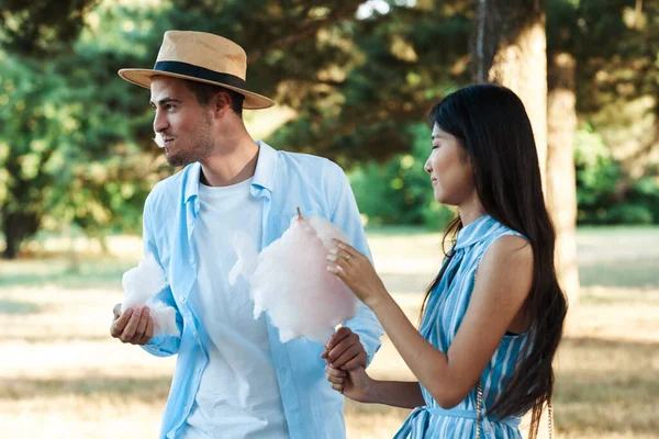 Young Couple Walking Epark Candyfloss — Stock Photo, Image