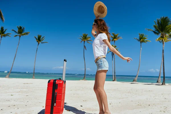 Mujer Joven Con Maleta Roja Playa —  Fotos de Stock