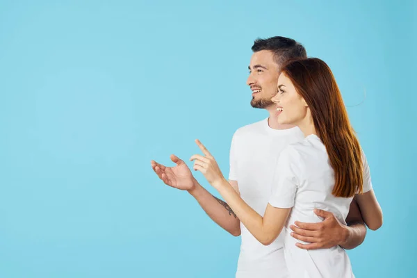 Young Beautiful Couple Shirts Posing Studio Isolated Background — Stock Photo, Image