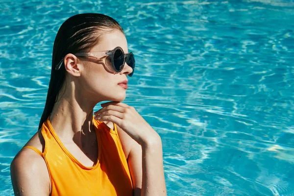 Jovem Bela Mulher Relaxante Piscina — Fotografia de Stock