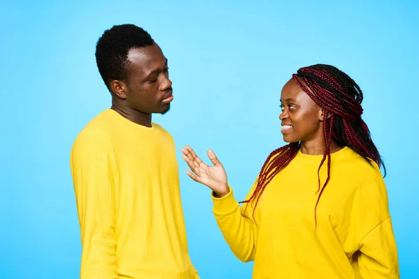 Jovem Belo Casal Posando Estúdio Fundo Azul — Fotografia de Stock