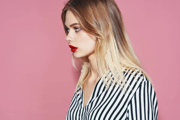 Joven Hermosa Mujer Estudio Aislado Sobre Fondo Rosa — Foto de Stock