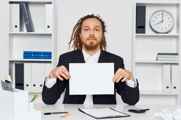 Junger Geschäftsmann Sitzt Büro Und Zeigt Papier — Stockfoto