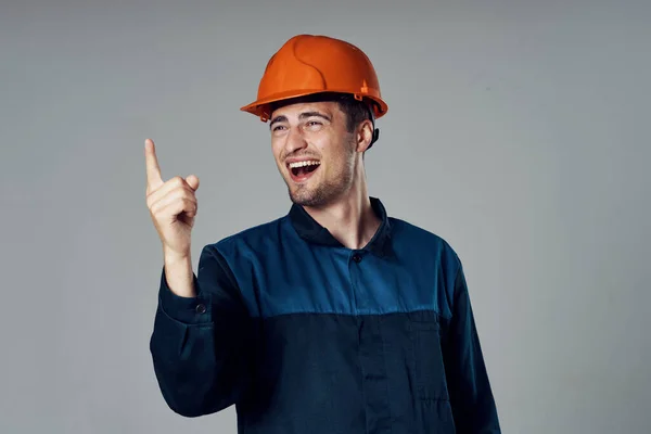 Studioaufnahmen Junger Arbeiter Mit Orangefarbenem Helm Zeigt — Stockfoto