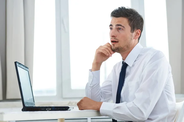 Hombre Negocios Guapo Pensando Mientras Está Sentado Oficina — Foto de Stock