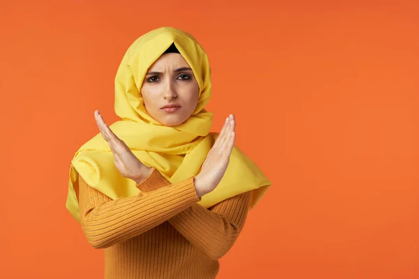 Youg Mulher Muçulmana Hijab Com Gesto Parada Estúdio — Fotografia de Stock