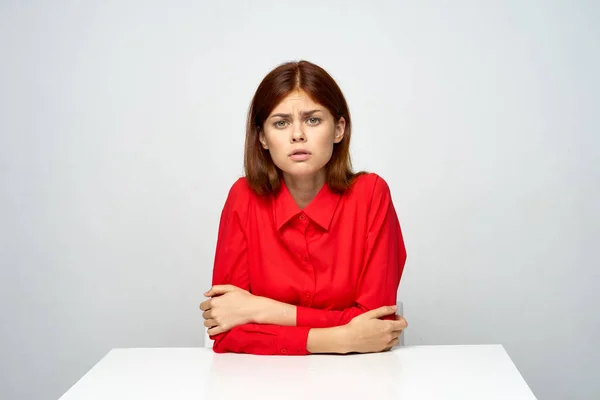 Junge Schöne Müde Geschäftsfrau Sitzt Schreibtisch Und Blickt Die Kamera — Stockfoto