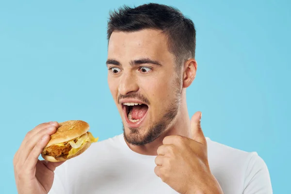 Jongeman Met Hamburger Studio — Stockfoto