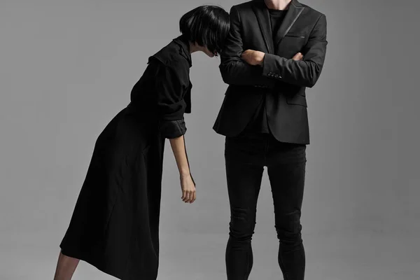 Siyah Elbiseli Genç Çift Stüdyoda Poz Veriyor — Stok fotoğraf