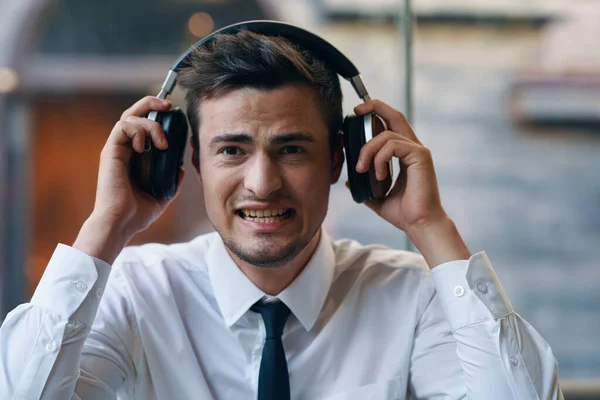 Jeune Homme Affaires Avec Écouteurs Bureau — Photo