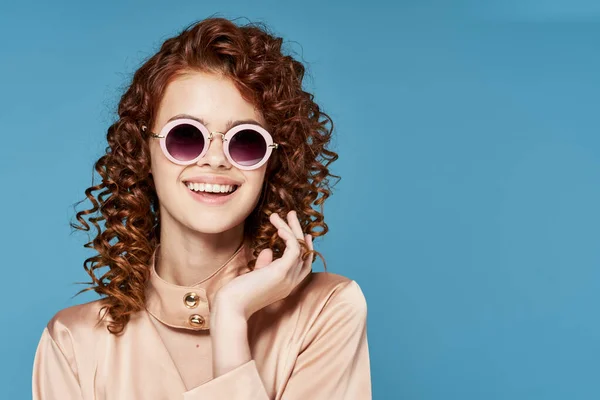 Junge Schöne Frau Mit Sonnenbrille — Stockfoto