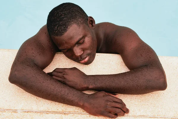 Joven Hombre Guapo Posando Piscina —  Fotos de Stock