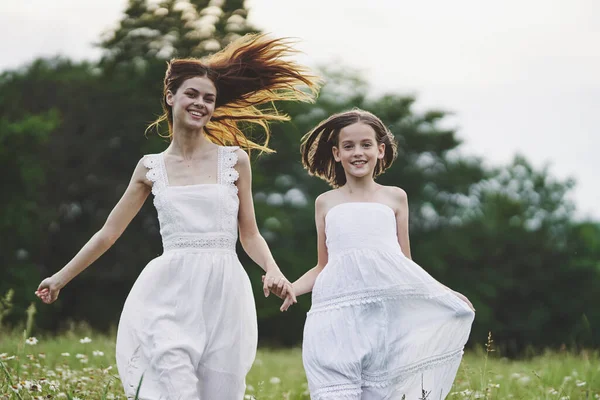 Junge Mutter Und Ihre Tochter Amüsieren Sich Auf Kamillenfeld — Stockfoto