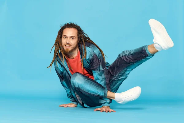 Studioaufnahmen Schöne Junge Männliche Tänzerin Mit Dreadlocks — Stockfoto