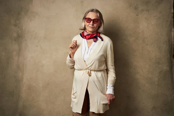 Hermosa Mujer Mayor Gafas Sol Estudio — Foto de Stock