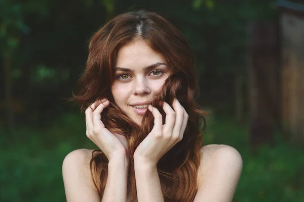 Young Beautiful Woman Posing Summer Garden — Stock Photo, Image