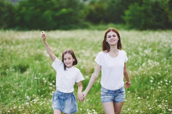 Young Mother Her Daughter Having Fun Camomile Field — Stock Photo, Image