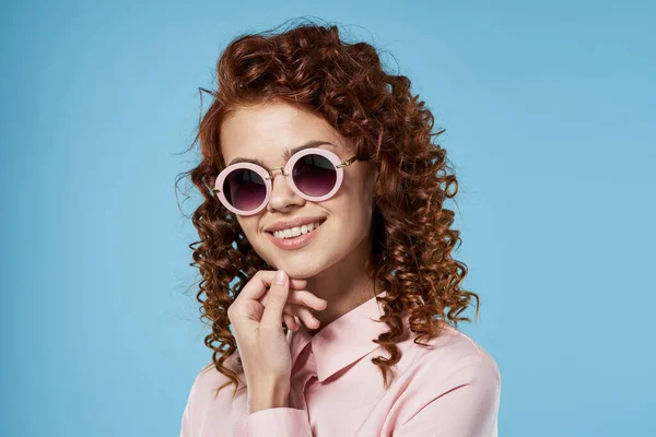 Junge Schöne Frau Mit Sonnenbrille — Stockfoto
