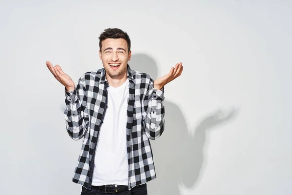 Joven Hombre Confundido Sonriendo Aislado Sobre Fondo Blanco —  Fotos de Stock