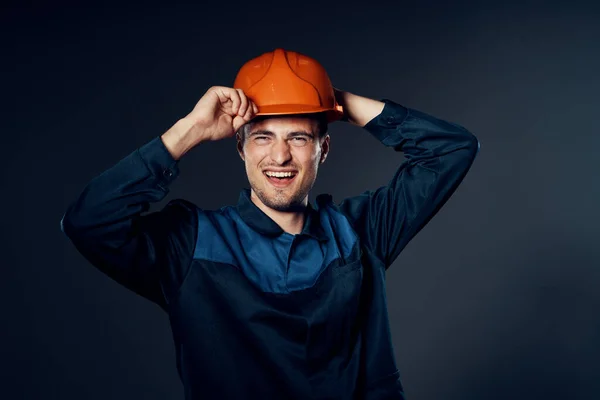 Jovem Trabalhador Hardhat Posando — Fotografia de Stock