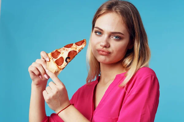 Piękna Kobieta Trzyma Kawałek Pizzy Odosobnionym Tle — Zdjęcie stockowe
