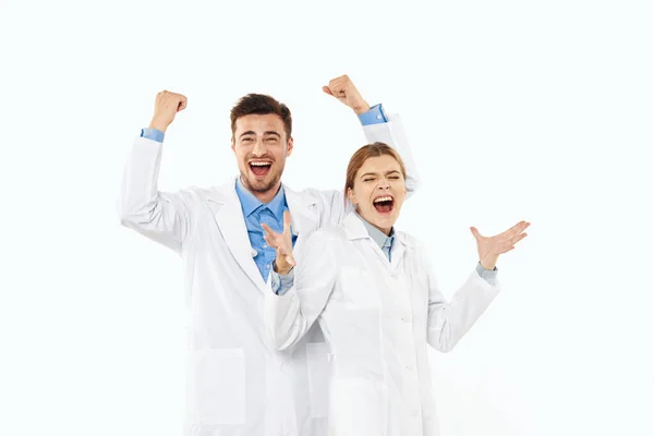 年轻的医生和护士在演播室里 在孤独的背景下 很快乐 — 图库照片