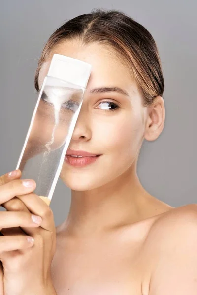 Retrato Mujer Hermosa Joven Con Producto Belleza Estudio Aislado — Foto de Stock