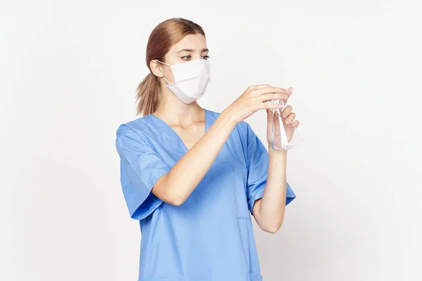 Estúdio Tiro Jovem Médico Usando Máscara Segurando Frasco Isolado — Fotografia de Stock