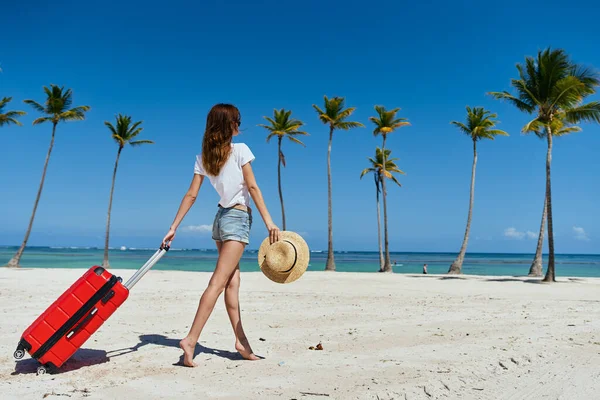 Mujer Joven Con Maleta Roja Playa —  Fotos de Stock