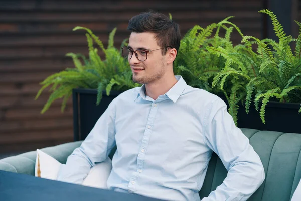 Jovem Homem Bonito Sentado Mesa — Fotografia de Stock