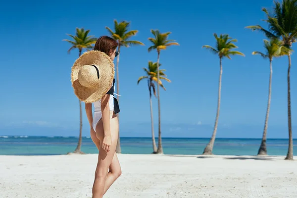 Junge Schöne Frau Posiert Strand — Stockfoto